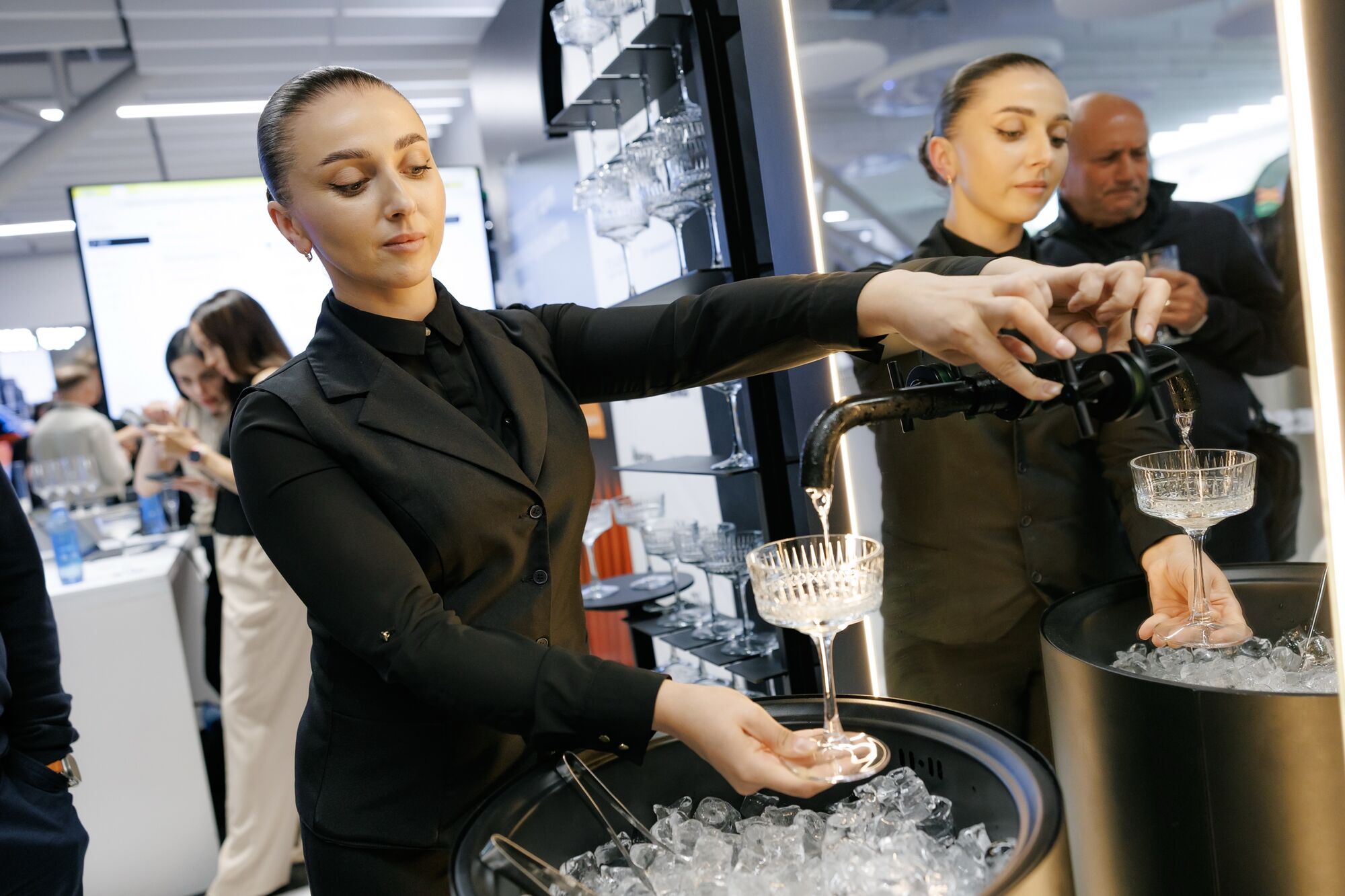 Барменка Crystal Bar наливає ігристе з крана, позаду дзеркальна арка