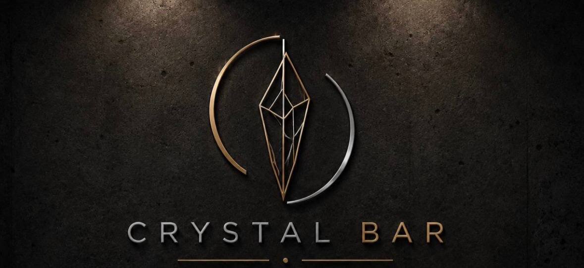 Логотип Crystal Bar: кристал у півколах, золото і срібло на темній стіні